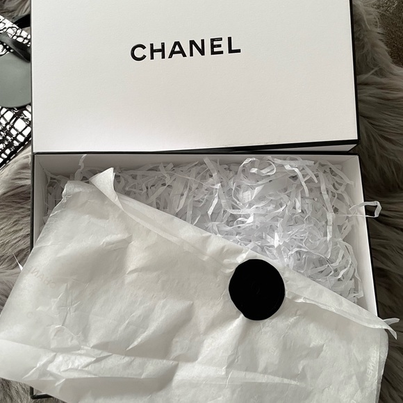 ✨Chanel Lotion and Extras (all shown) ✨ - Picture 7 of 11
